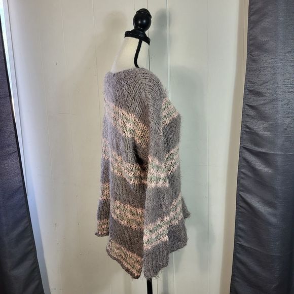 FREE PEOPLE Gray Pink Oversized Striped Fuzzy Linus Sweater Size Medium - Picture 3 of 4